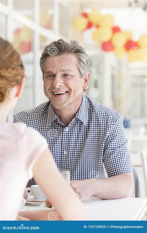 uomo che parla con una donna sorridente