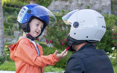 bambino che prova un casco moto