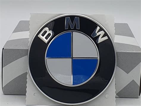 Dettaglio stemma BMW scolorito