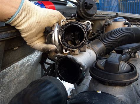 Meccanico che controlla una valvola EGR