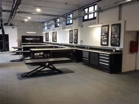 Officina moderna con attrezzature all'avanguardia