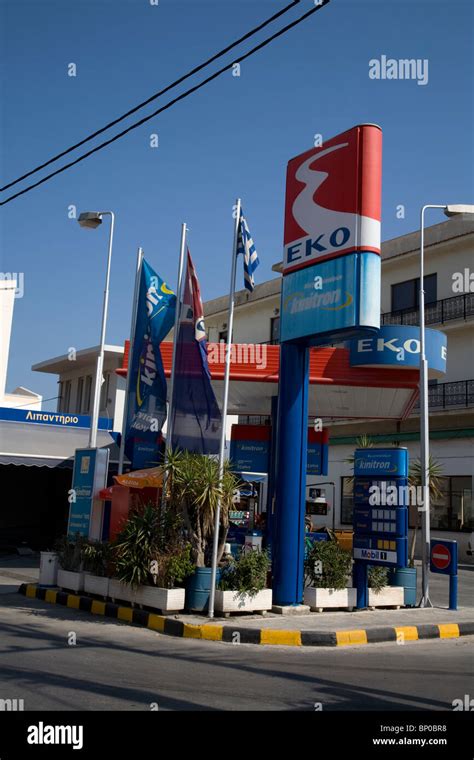 Cartello di un distributore di benzina in Grecia