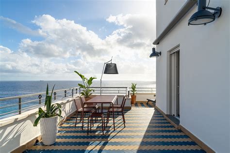 Interno Casa 4x4 con vista sul mare