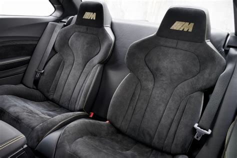 Interni di una BMW E46 con sedili sportivi e volante a tre razze
