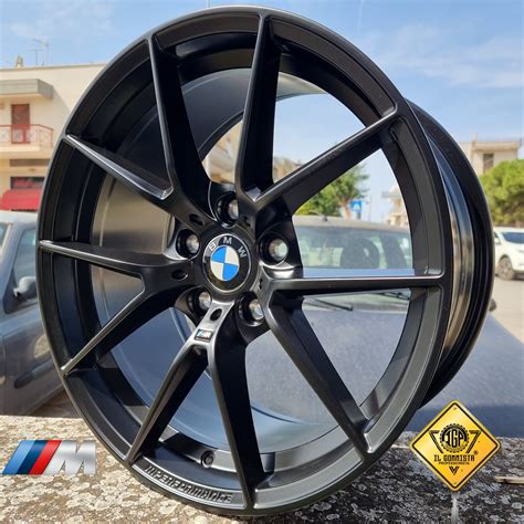 BMW E90 grigio scuro con cerchi neri