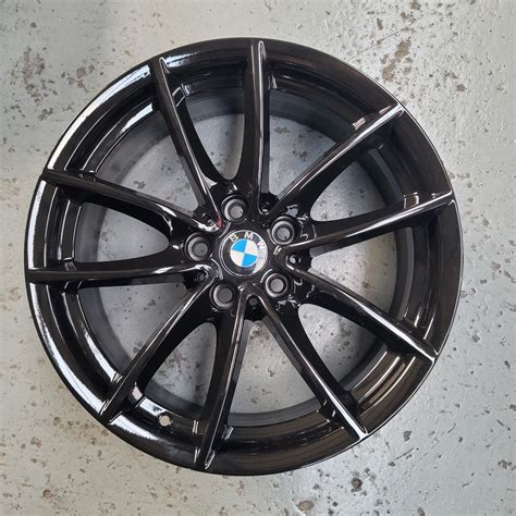Dettaglio cerchio nero lucido su BMW