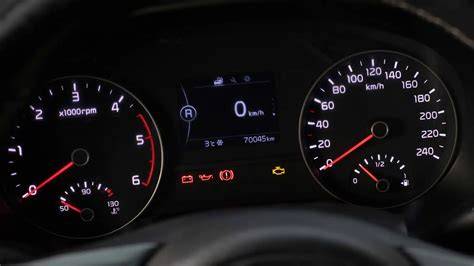 Cruscotto dell'auto con spia 
