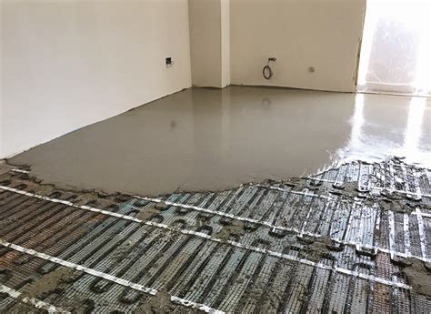 dettaglio dei binari a pavimento per il bloccaggio rapido della carrozzina