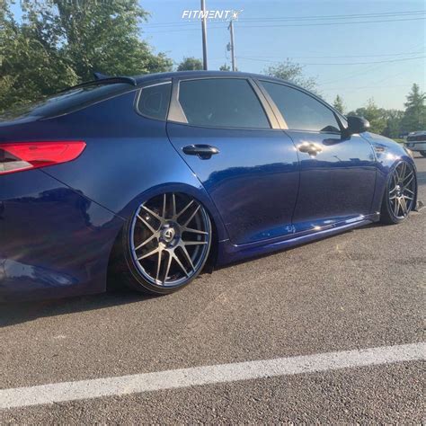 Kia Optima in curva