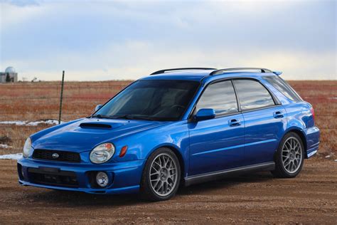 Subaru Impreza WRX Station Wagon blu con cerchi oro