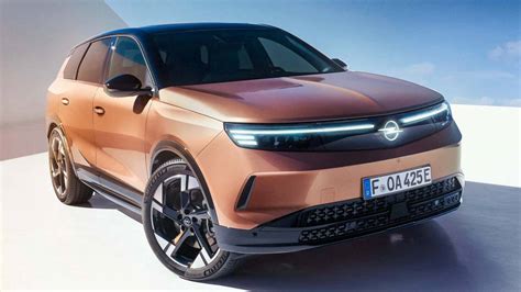 Visione frontale e laterale della nuova Opel Grandland in un contesto urbano moderno