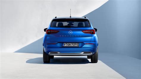 Vista posteriore della Opel Grandland Hybrid con focus sulla presa di ricarica