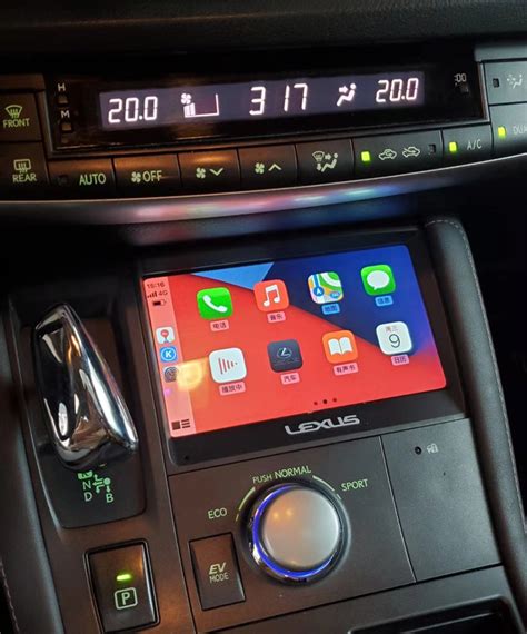 Plancia Lexus IS con autoradio aftermarket