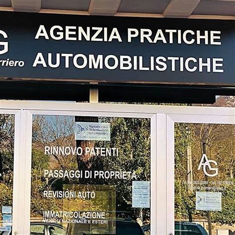 Agenzia di pratiche automobilistiche con clienti