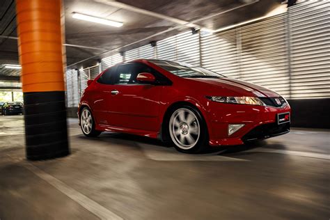 Honda Civic Type R FN2 con cerchi in lega sportivi