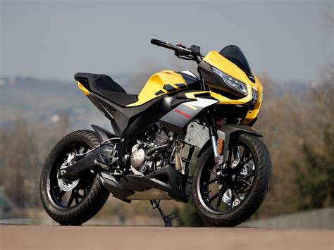 Dettaglio della strumentazione digitale di una Aprilia Tuono