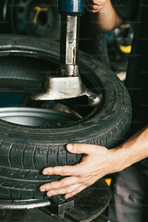 Meccanico specializzato che lavora su una moto Aprilia in officina