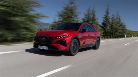 Leone iconico di Peugeot che si anima con scariche elettriche