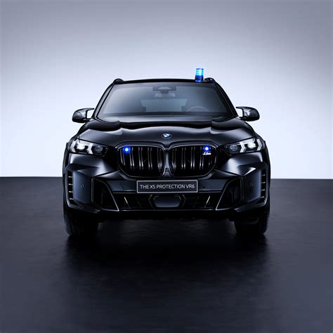 Veicoli BMW Serie 5 incidentati in un piazzale