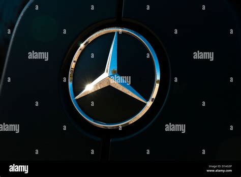 Dettaglio del logo Mercedes-Benz su una Classe G