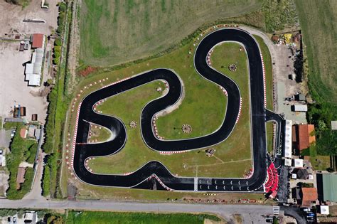 Veduta aerea del Kartodromo Iscaro con kart in pista