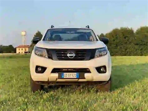 Nissan Navara in azione su strada e fuoristrada