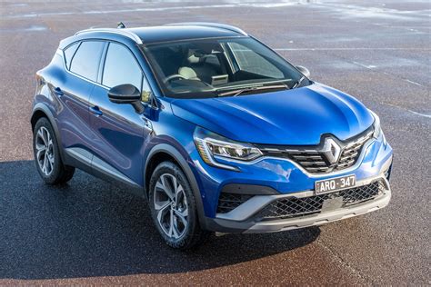 Renault Captur vista laterale con focus sui cerchi in lega