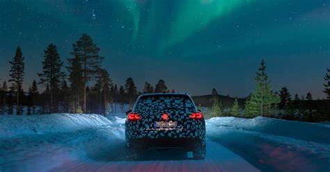 Volkswagen Touareg in stile camouflage durante i test invernali