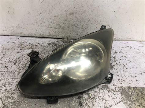 Toyota Aygo con faro anteriore sinistro evidenziato