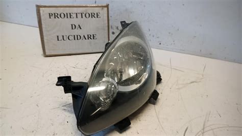 Schema di montaggio del faro anteriore sinistro su Toyota Aygo