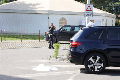 Bambino di un anno alla guida di una campagnola Volkswagen giocattolo