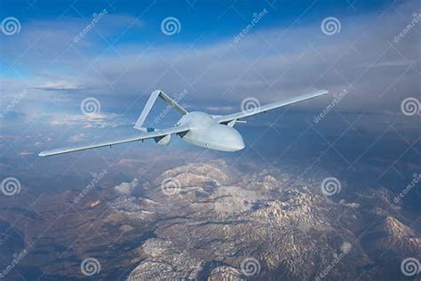 Drone di ricognizione in volo su un paesaggio fuoristrada