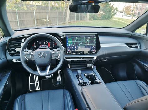 Interni Lexus RX con display infotainment