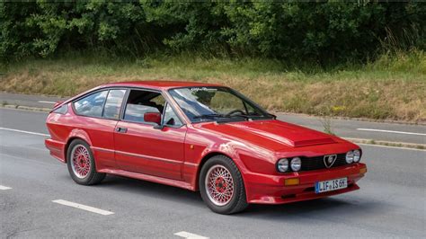 Alfa Romeo GTV 2500 cc in assetto da gara sul circuito di Imola
