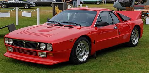 Lancia 037 in livrea da rally durante una prova speciale