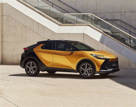 Toyota C-HR Hybrid in movimento su strada panoramica