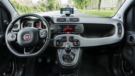 Interno di una Fiat Panda 2005 con sistema airbag
