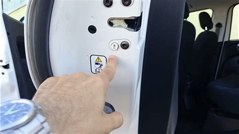 Icona che rappresenta la chiusura di finestrini e portiere auto
