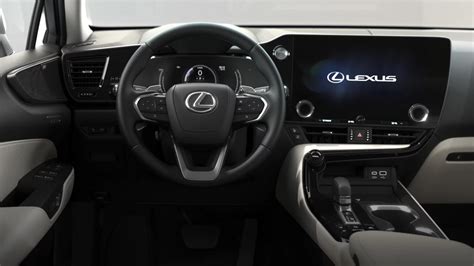 Interni Lexus NX con schermo da 14 pollici