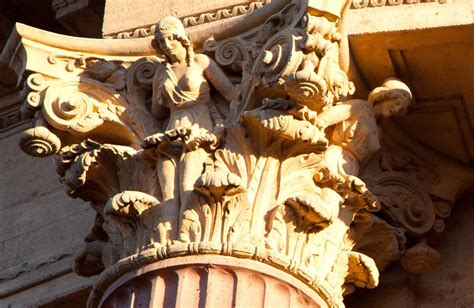 Dettaglio di un capitello scolpito nel chiostro