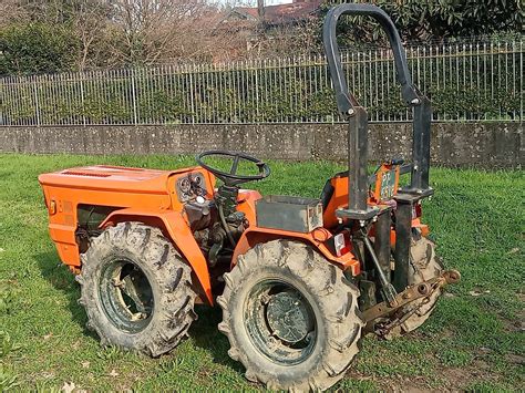 Trattore Goldoni Q110 in azione in un vigneto