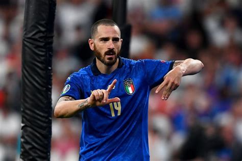 Leonardo Bonucci con il gesto 