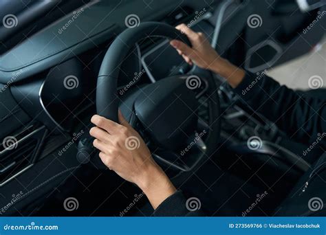 Giovane neopatentato al volante di un'auto moderna