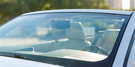 Parabrezza auto con frecce che indicano punti di forza e sicurezza