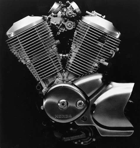 Motore Honda Shadow 750 con evidenziata la zona della frizione