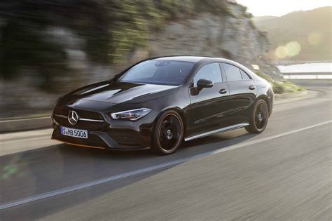 Mercedes CLA Coupé in movimento su una strada panoramica