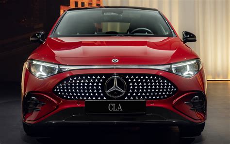 Dettaglio della griglia anteriore illuminata della Mercedes CLA