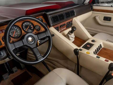 Interni lussuosi della Lamborghini LM 002