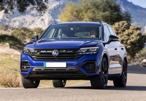 Volkswagen Touareg in strada su sfondo urbano