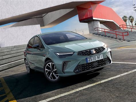 Seat Ibiza parcheggiata in città, mostrando il suo design moderno